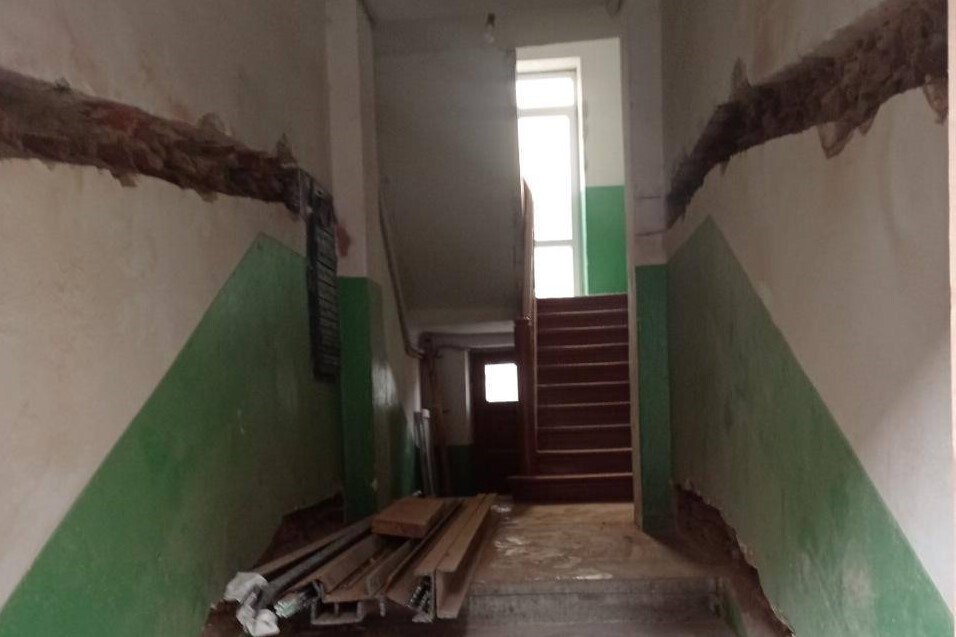 у коридорі будинку на вул. Олени Степанівни, 24Б укріплюють стіни
