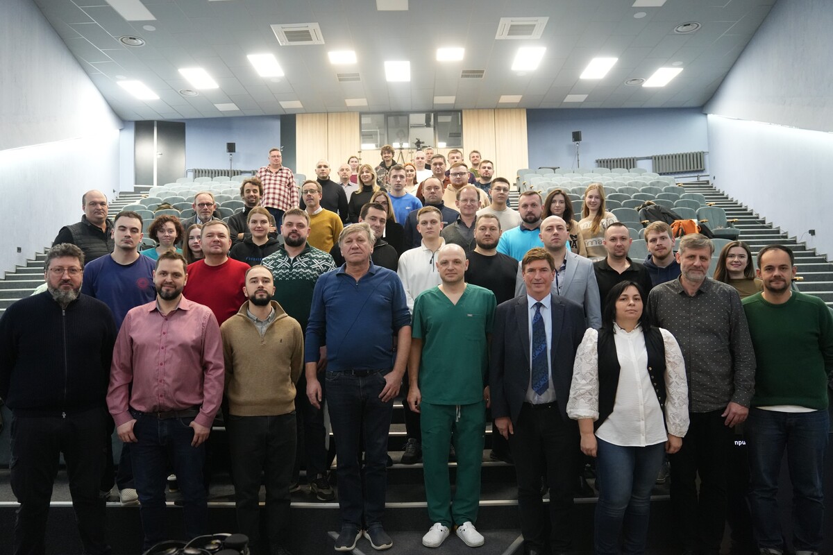 Спільне фото учасників Першої франко-української школи тромбектомії в актовій залі лікарні святого Пантелеймона