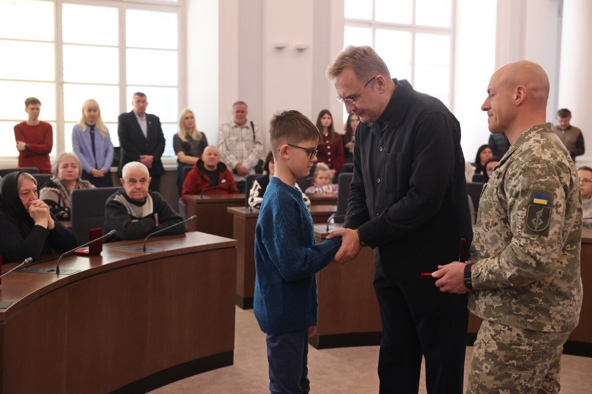Фото 2: У Львові 30 захисників посмертно нагородили &laquo;Почесним знаком Святого Юрія&raquo; за оборону України (фото)
