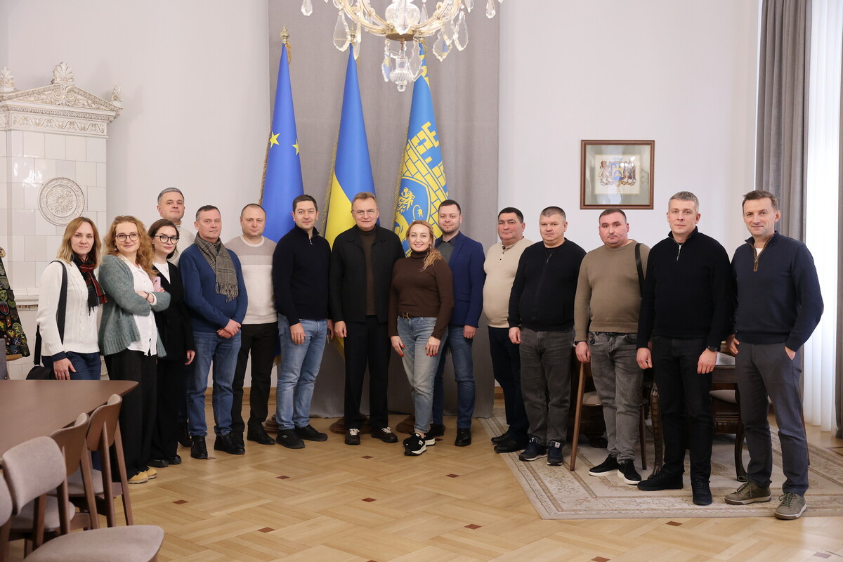 спільне фото організаторів таучасників резиденції – півтора десятка осіб – разом з міським головою Львова Андрієм Садовим