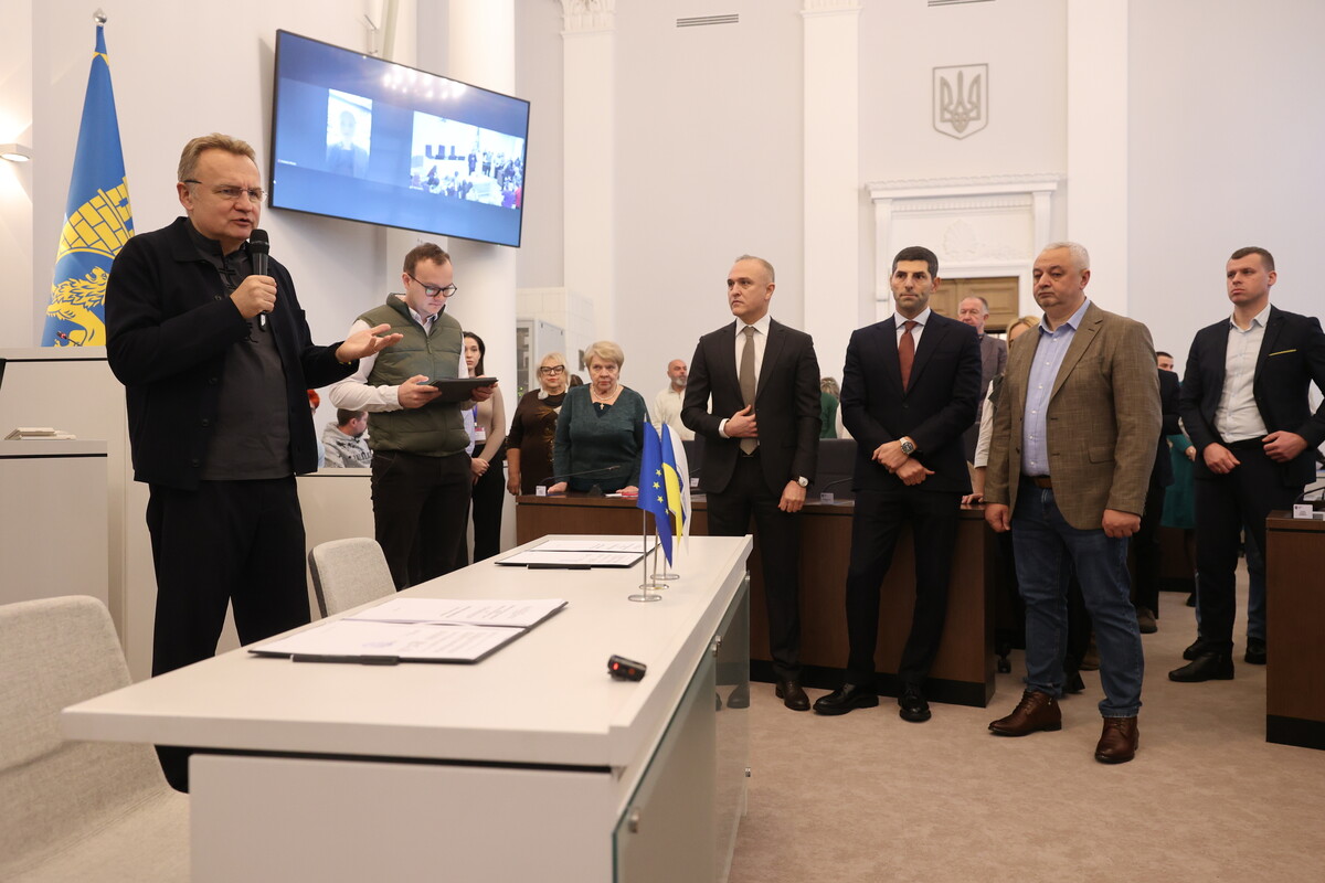 Міський голова Львова у великій сесійній залі вітає присутніх перед початком підписання договору