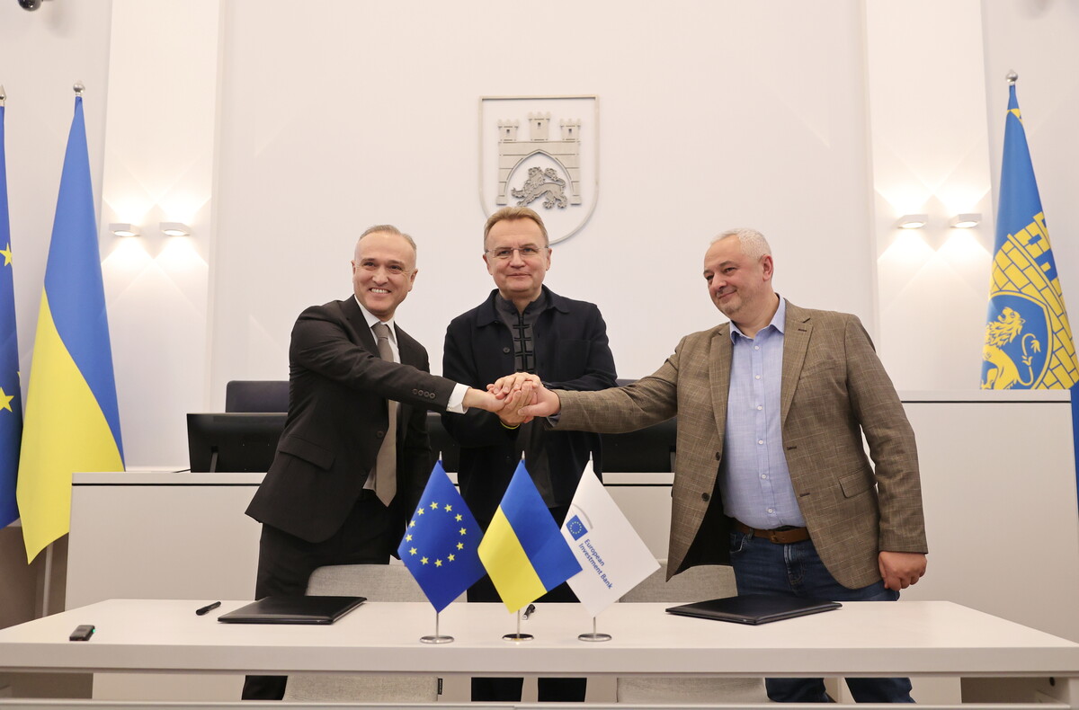 Рукостискання після підписання договору: голова Представництва компанії &ldquo;Онур&rdquo; Ібас Ільхамі Туфан, міський голова Львова Андрій Садовий, керівник ЛКП &ldquo;Львівавтодор&rdquo; Микола Власюк
