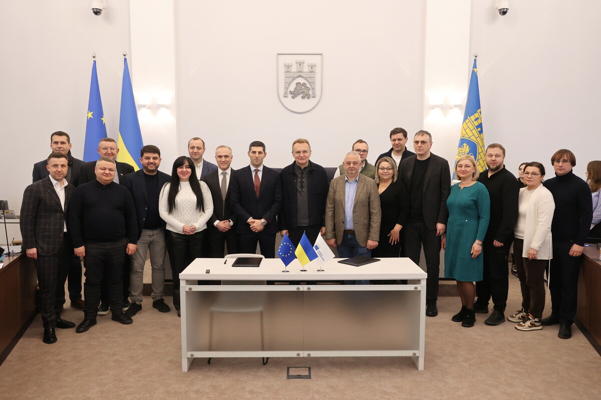 Міський голова Андрій Садовий, перший заступник мера Андрій Москаленко, керівник ЛКП &ldquo;Львівавтодор&rdquo; Микола Власюк, представники компанії &ldquo;Онур&rdquo; та депутатського корпусу Львівської міської ради після підписання договору.