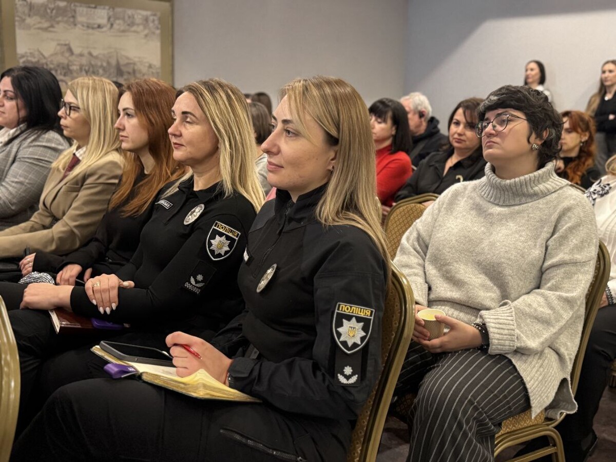 Учасники події слухають спікерів