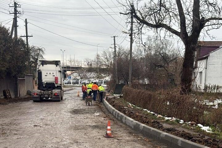 ремонтна бригада облаштовує бордюр на вул. П'ясецького