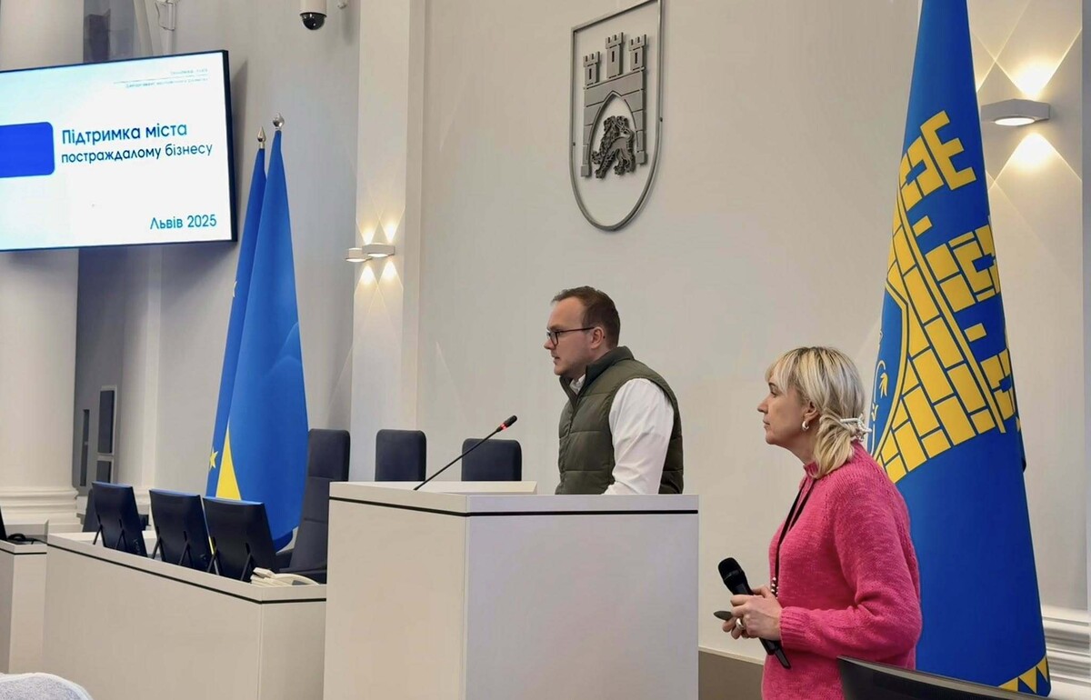 Андрій Москаленко, перший заступник міського голови Львова та Інна Свистун, директорка департаменту економічного розвитку ЛМР, під зустріч з підприємцями у міській раді.