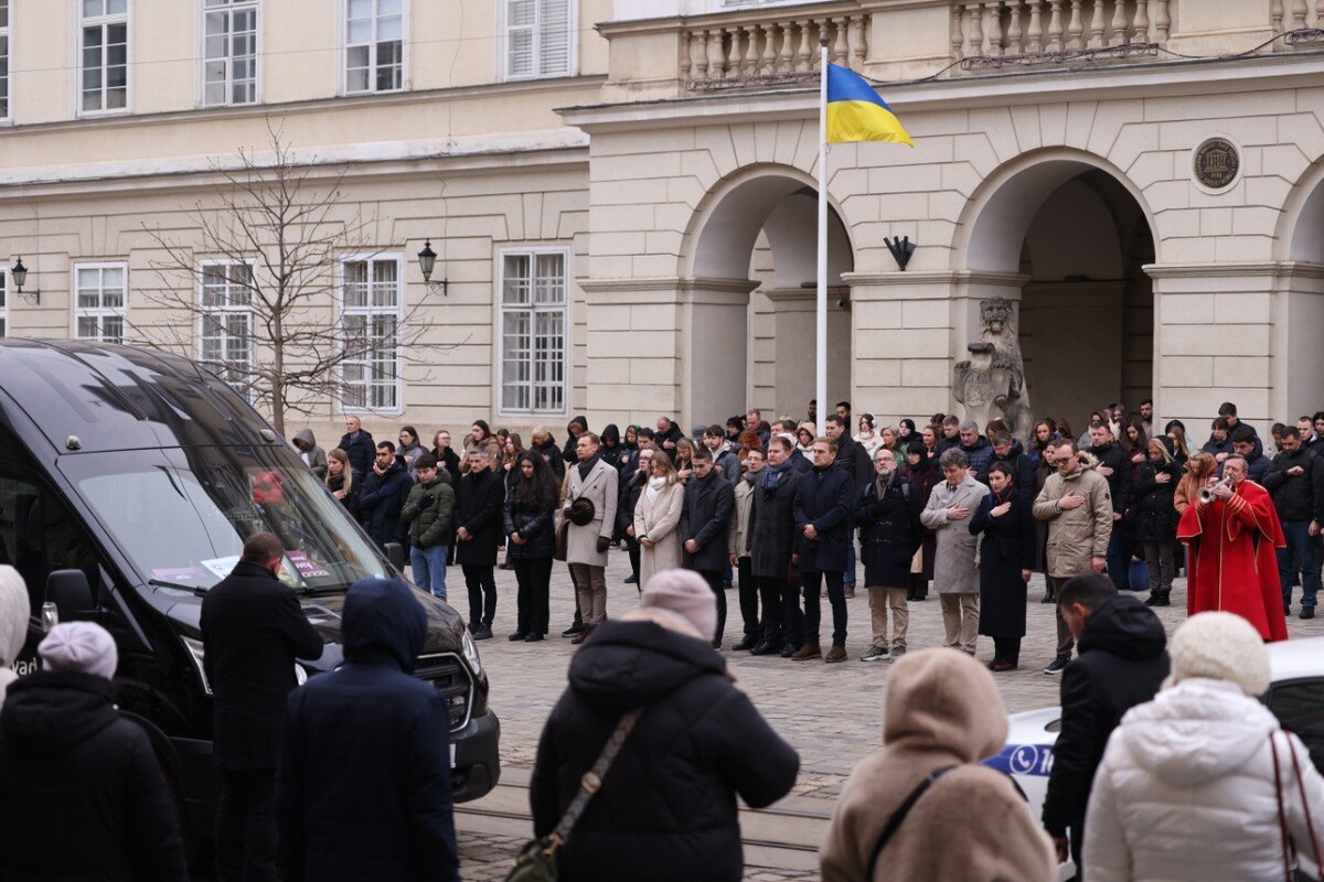 Прощання з Героєм перед львівською Ратушею.