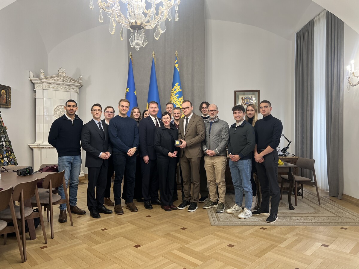 Спільне фото австрійських парламентарів та першого заступника міського голови Андрія Москаленка.
