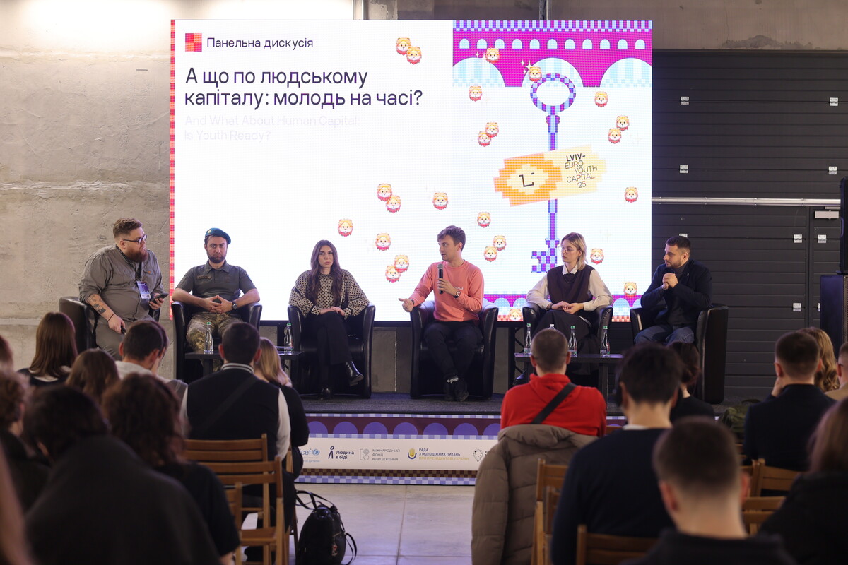 6 спікерів сидять на кріслах на сцені. Позаду - екран з написом &laquo;А що по людському капіталу:молодь на часі?