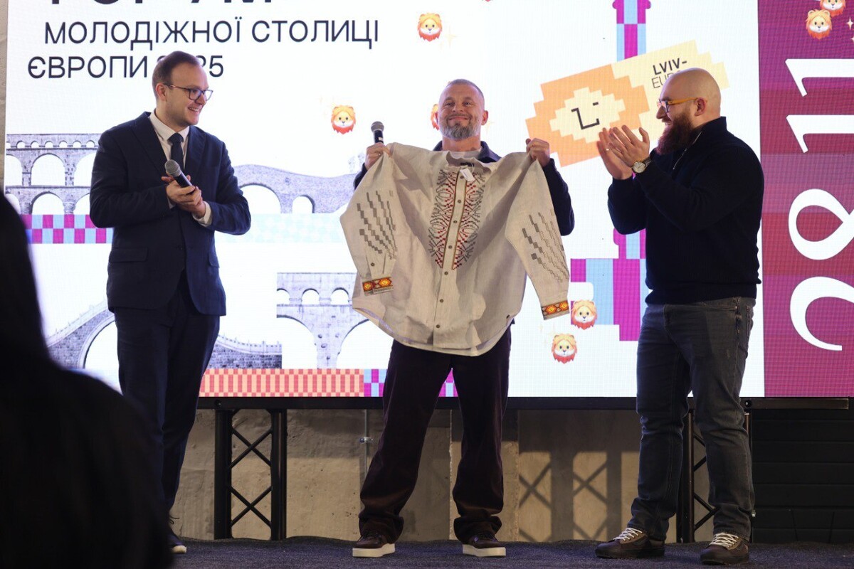 На сцені Андрій Москаленко, перший заступник міського голови та Олег Малець, керівник мережі ТВОРИ!, дарують Матвію Бідному, Міністру молоді та спорту України, вишиванку.