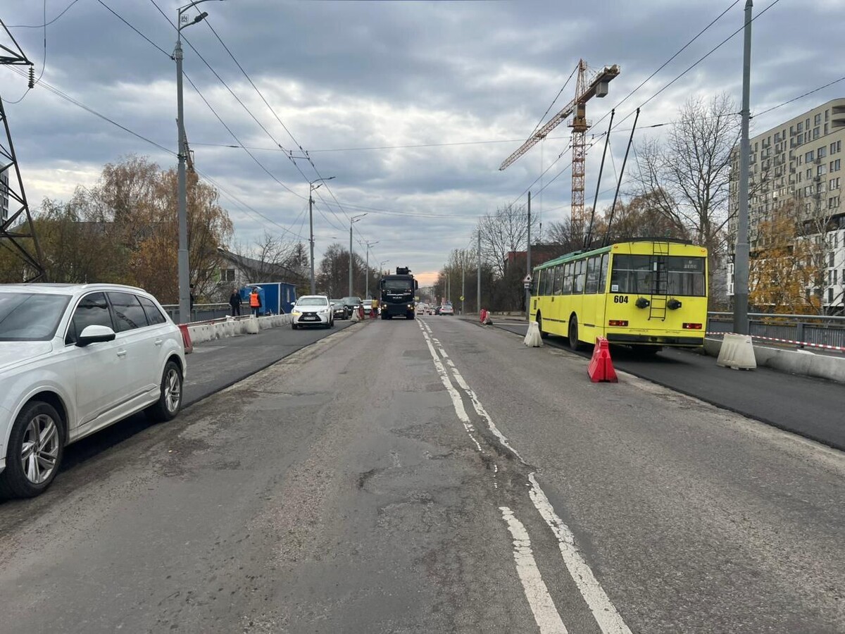 громадський і приватний транспорт курсує крайніми смугами на шяхопроводі на вул. Кульпарківській