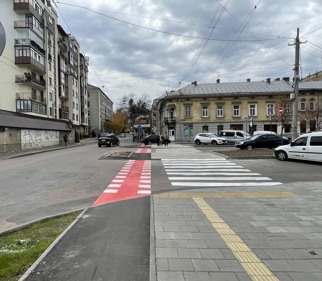 Велопереїзд та пішохідний перехід, по якому йдуть люди, на пл. Берестейської унії. Фото ілюстративне