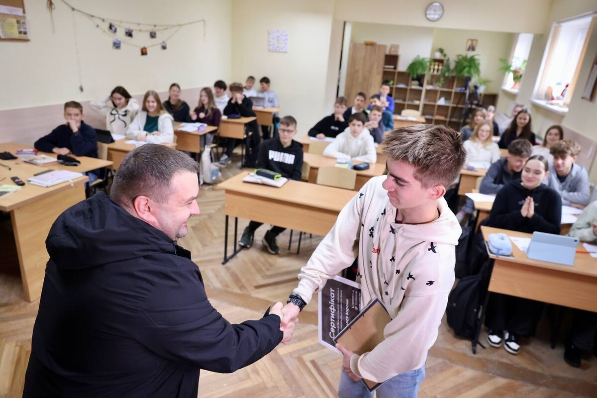 Директор департаменту освіти та культури у Львові навідався до школи Олеся з подарунками. Вручення