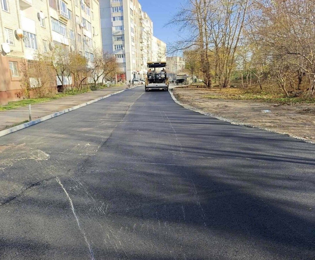 спецтехніка асфальтує дорогу на вул. Шевченка, 418