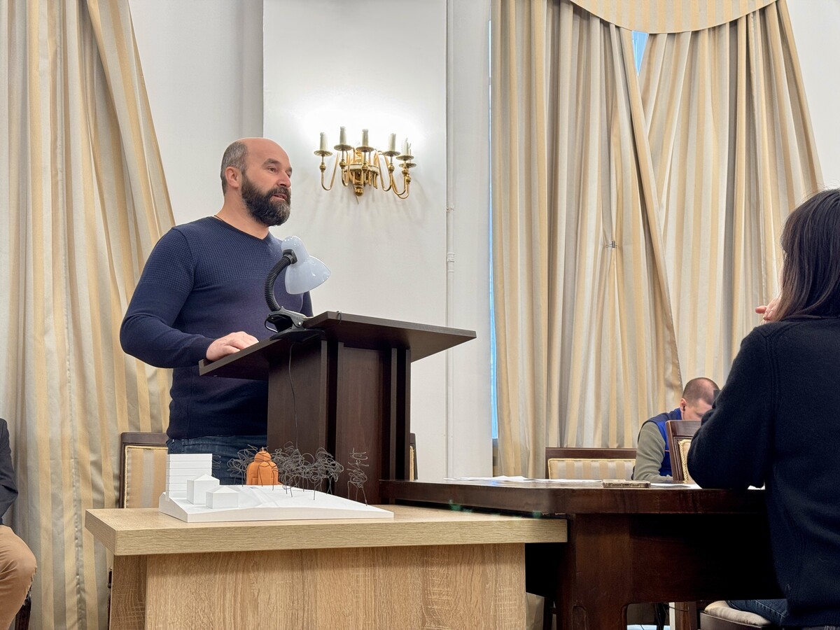 Микола Бобик, настоятель релігійної громади Ікони Пресвятої Богородиці Скоропослушниці, виступає на засіданні виконкому