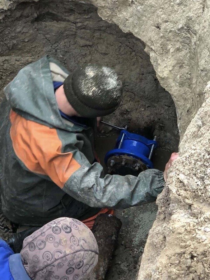 ремонтна бригада Львівводоканал замінює аварійну ділянку водопроводу - прокладає нові поліетиленові труби великого діаметру
