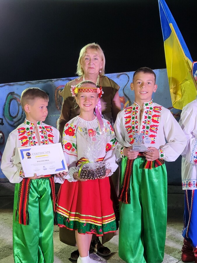 Наталія Добинда, співорганізаторка заходу, керівниця народного дитячого-юнацького хореографічного ансамблю народного танцю &laquo;Полуничка&raquo;, з вихованцями колективу