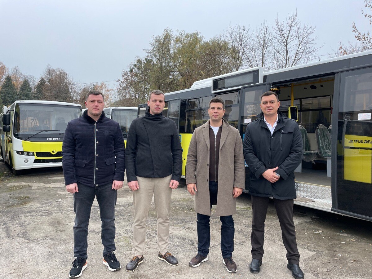 керівник управління Укртрансбезпеки у Львівській області Дмитро Чиженко, директор департаменту міської мобільності та вуличної інфраструктури ЛМР Олег Забарило, заступник міністра розвитку громад, територій та інфраструктури України Сергій Деркач, керівник АТП-1 Сергій Климчук
