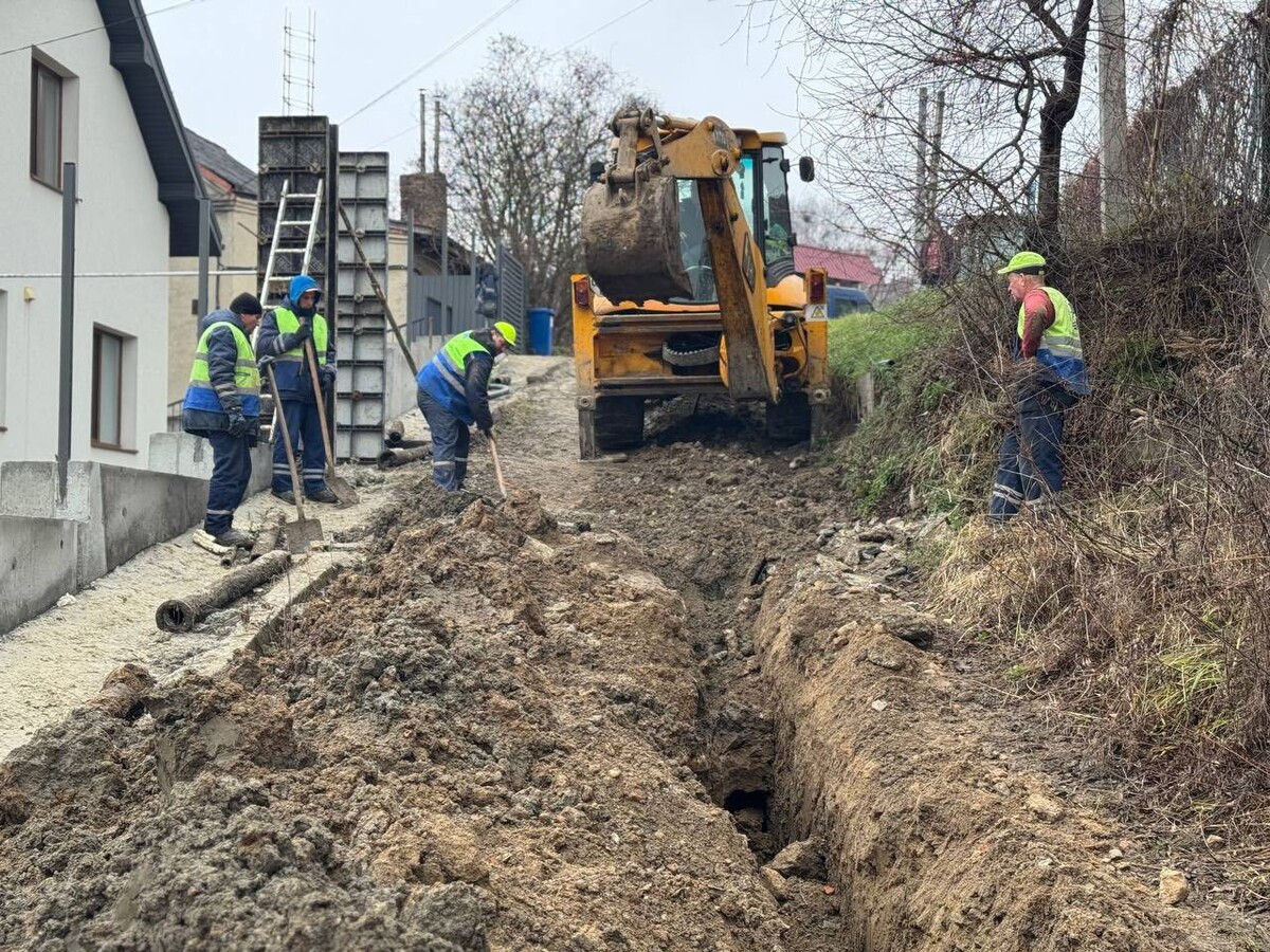 працівники Львівводоканалу і спецтехніка прокладають нові поліетиленові трубопроводи водогону