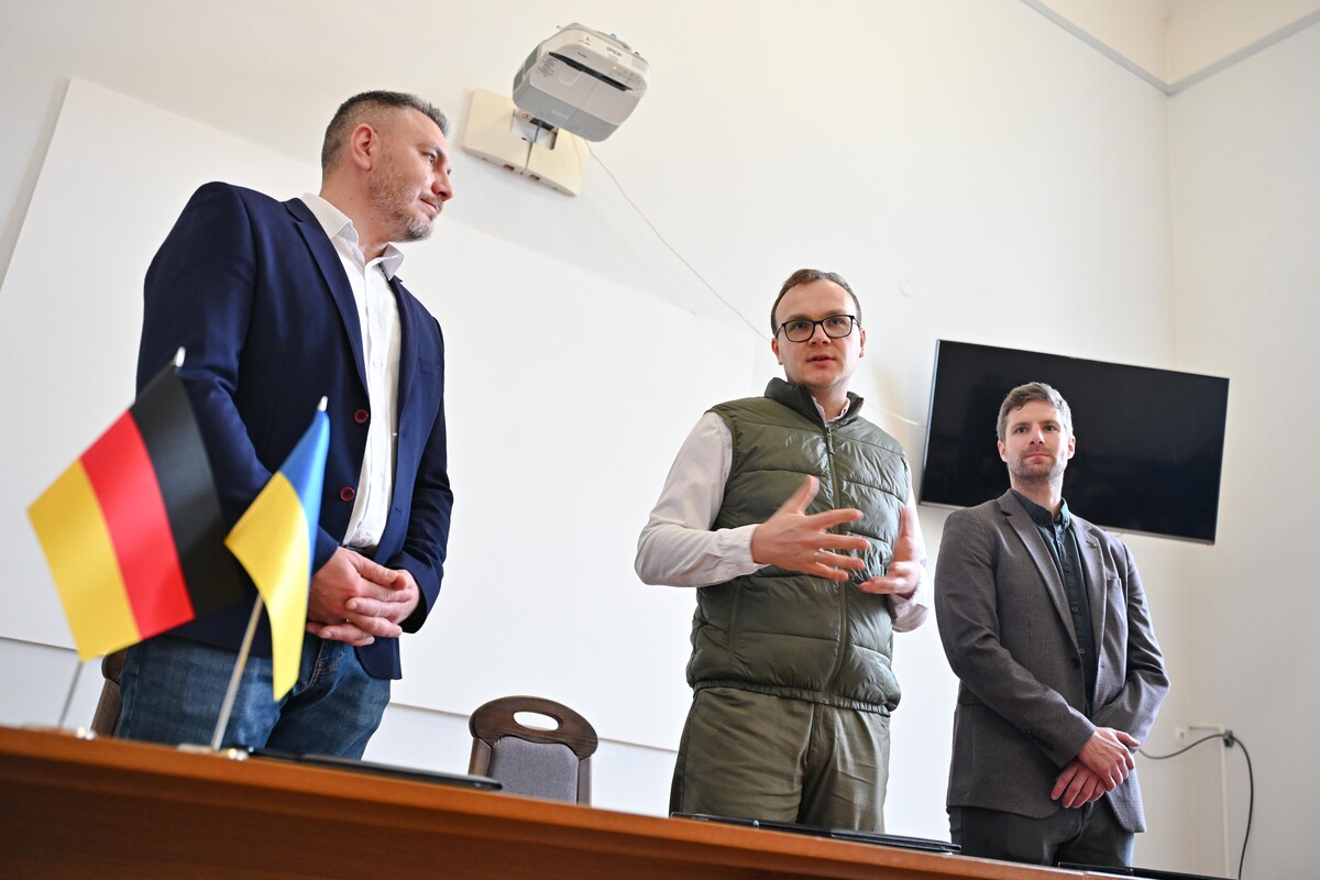 Микола Гандера, радник з технічних питань будівництва GIZ, Андрій Москаленко, перший заступник міського голови Львова, Julian Bihl, генеральний директор IBS GmbH готуються до підписання меморандуму