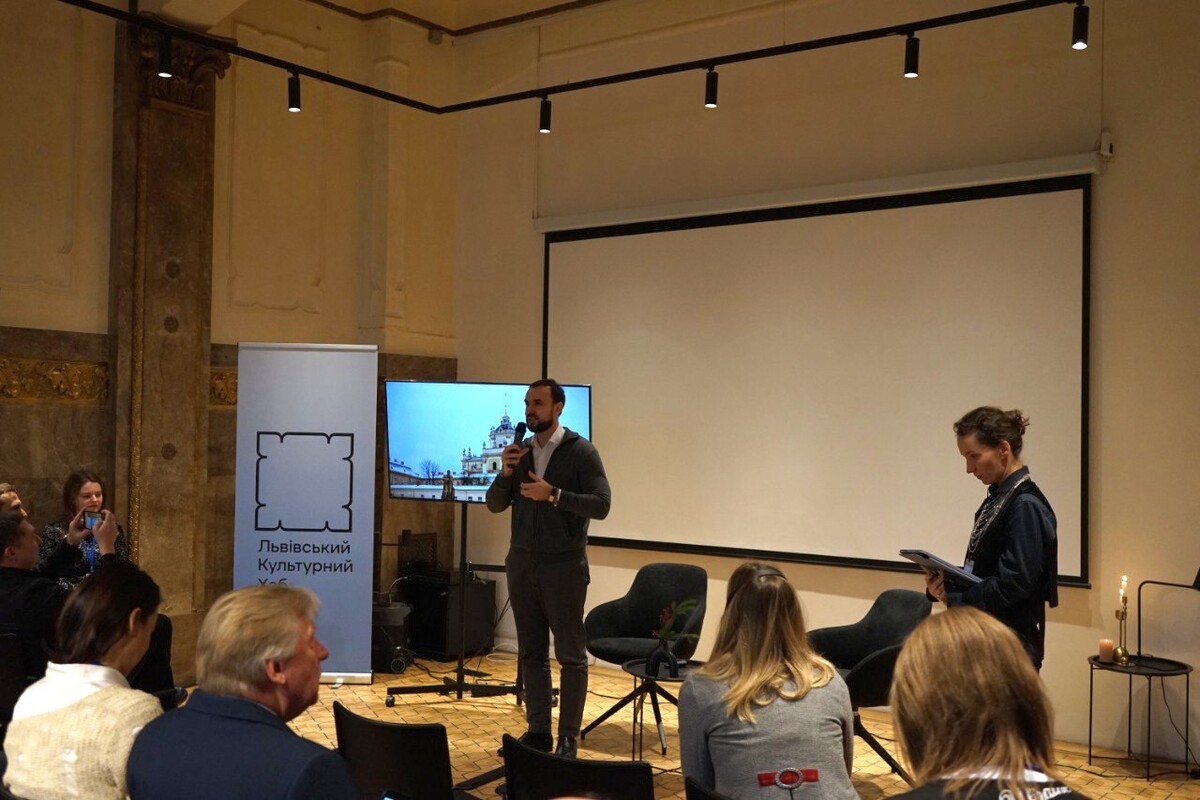 Керуючий справами виконкому Львівської міської ради Євген Бойко під час виступу у Львівському культурному хабі, справа - керівниця офісу культурної спадщини Львівської міської ради Тетяна Балукова