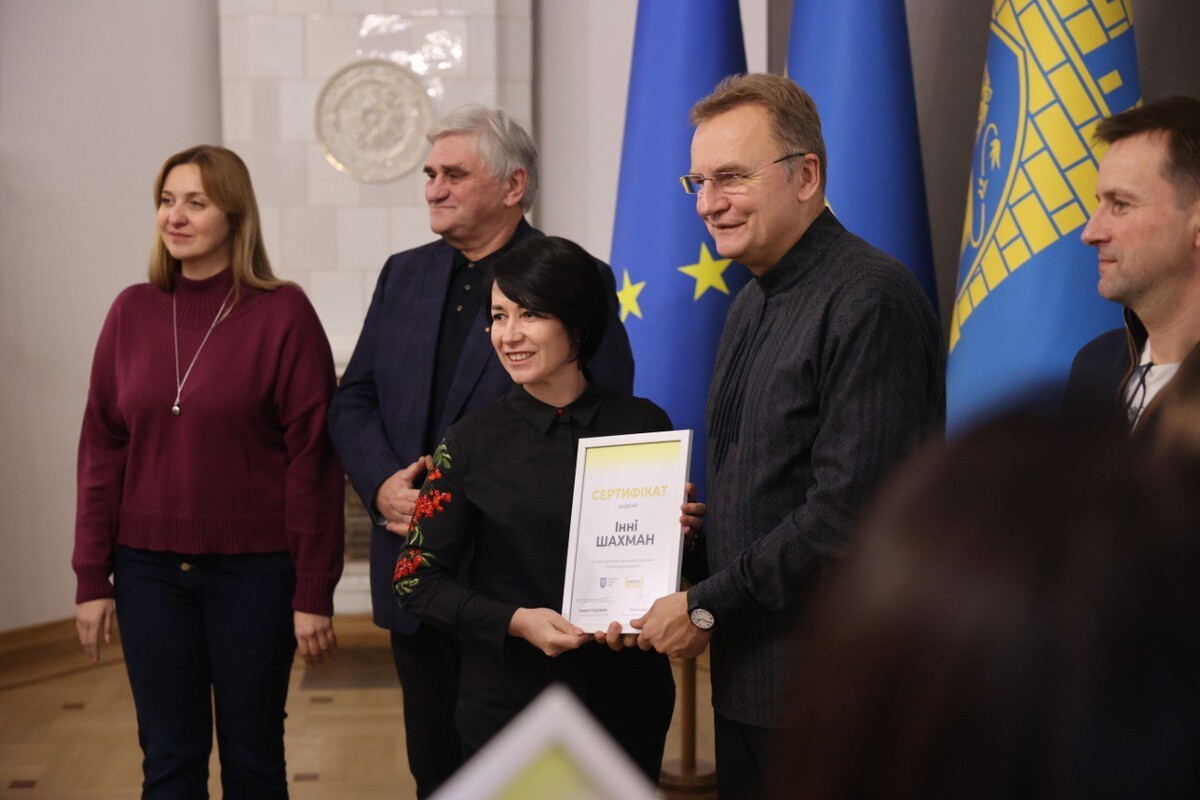 Андрій Садовий вручає сертифікат про проходження освітньої резиденції одній з учасниць. Поруч стоять Остап Процик - співорганізатор навчальних резиденій у Львові (справа), та Олександр Фільц - ректор Unbroken University (зліва).