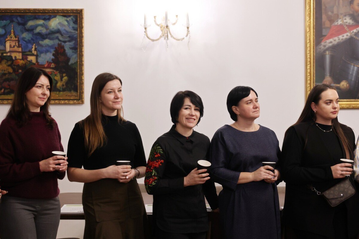учасниці Освітньої резиденції у кабінеті мера Львова. У руках тримають стаканчики з какао.