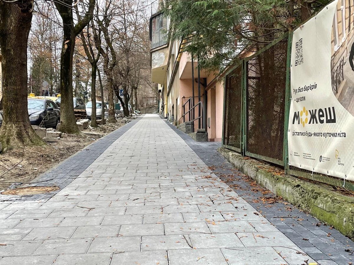 відремонтований тротуар з дотриманням норм доступності у Личаківському районі