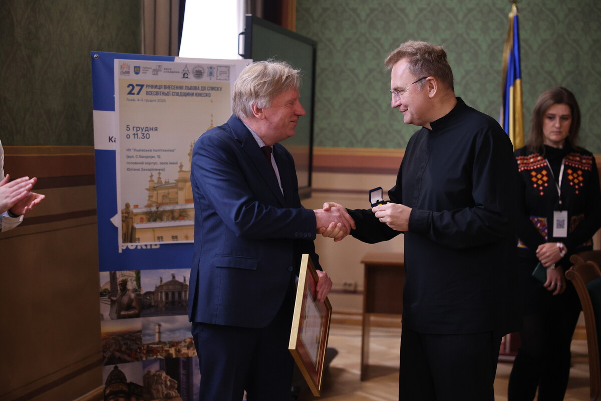 Міський голова Андрій Садовий вручає знак &ldquo;Прапор України&rdquo; доктору архітектури, професору, завідувачу кафедри архітектури та реставрації Інституту архітектури та дизайну НУ &laquo;Львівська політехніка&raquo; Миколі Бевзу