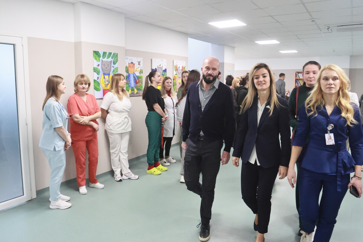 Матьйо-Марі Арден, голова Благодійного фонду Solidarity, Аксель Берналь, СЕО LEROY MERLIN Ukraine та керівниця Дитячого діагностичного центру Марта Врублевська крокують коридором лікарні