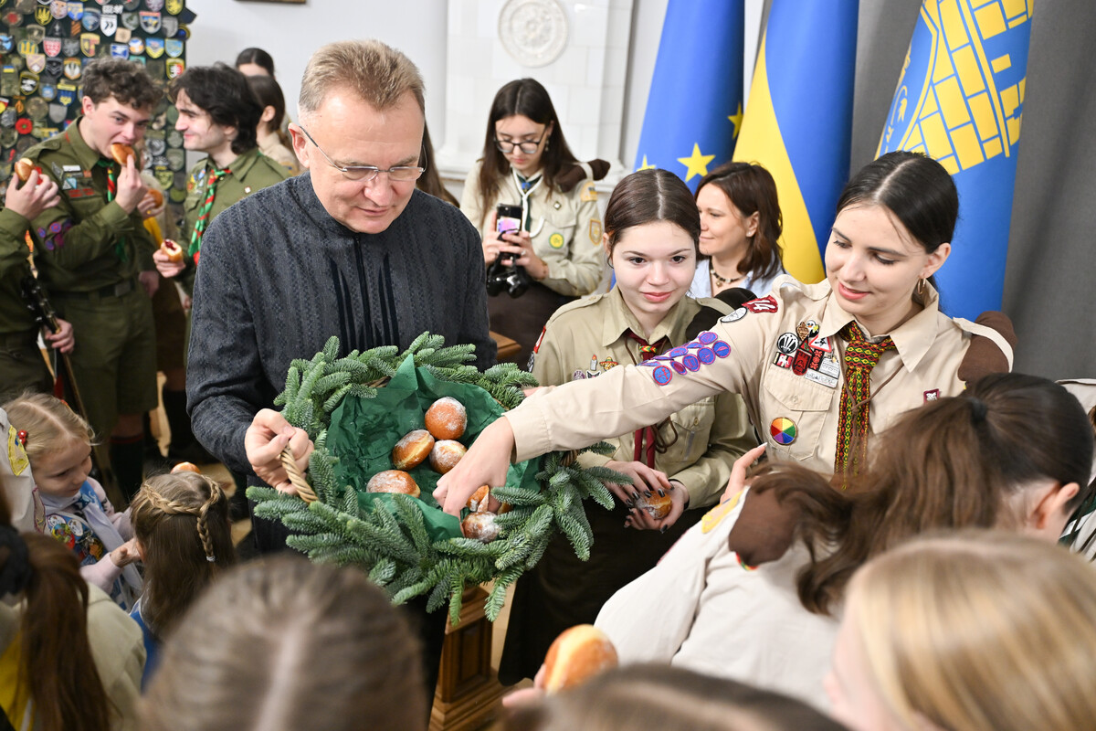 Міський голова пригощає пластунів пампухами