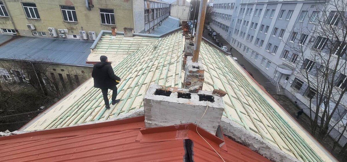 Фото 1: У будинку на вул. Олени Степанівни, 42 відновлюють дах, який був пошкоджений через обстріл росії