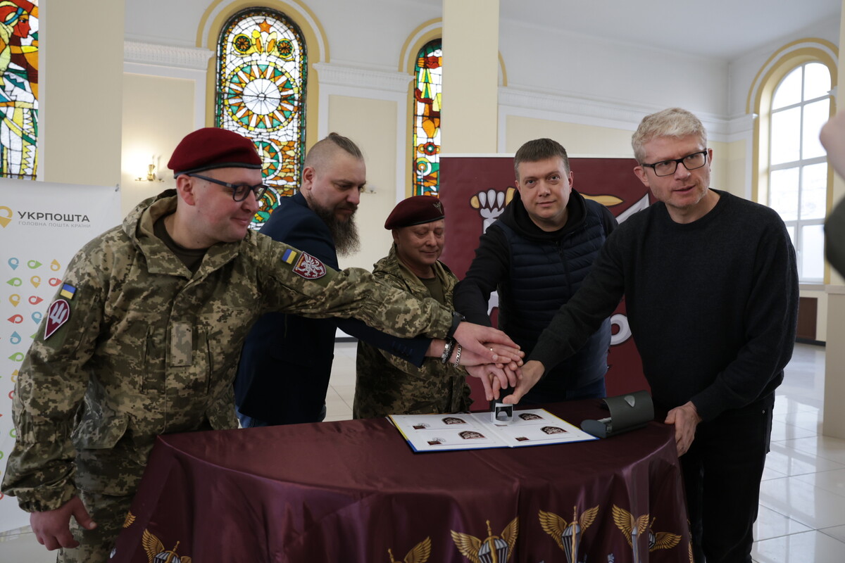 Військовослужбовці, представники міста та Укрпошти погашають поштову марку