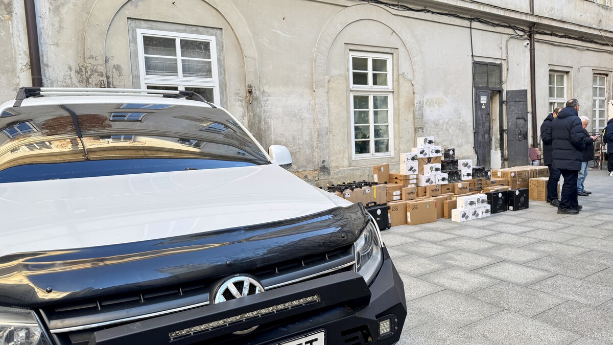 Автівка, яку передають захисникам, позаду обладнання та техніка в коробках