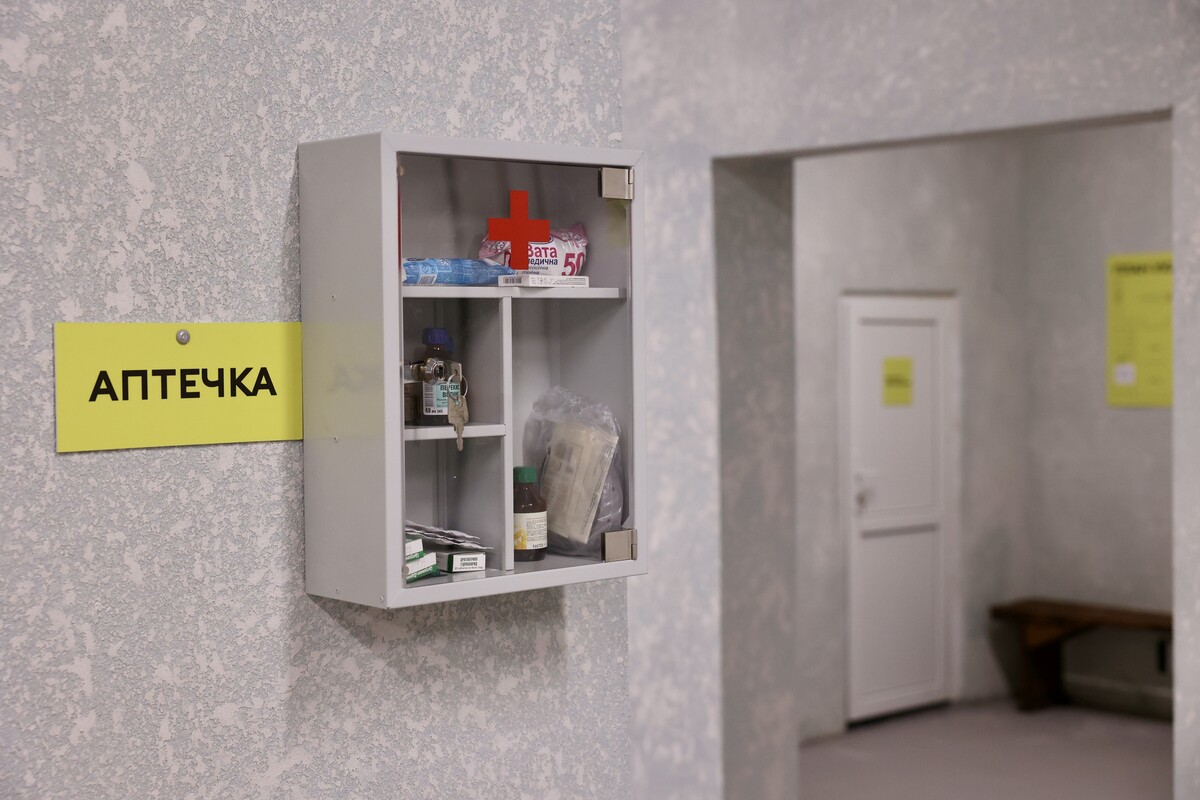 Настінна шафка-аптечка в укритті, заповнена бинтами, ватою та ліками.
