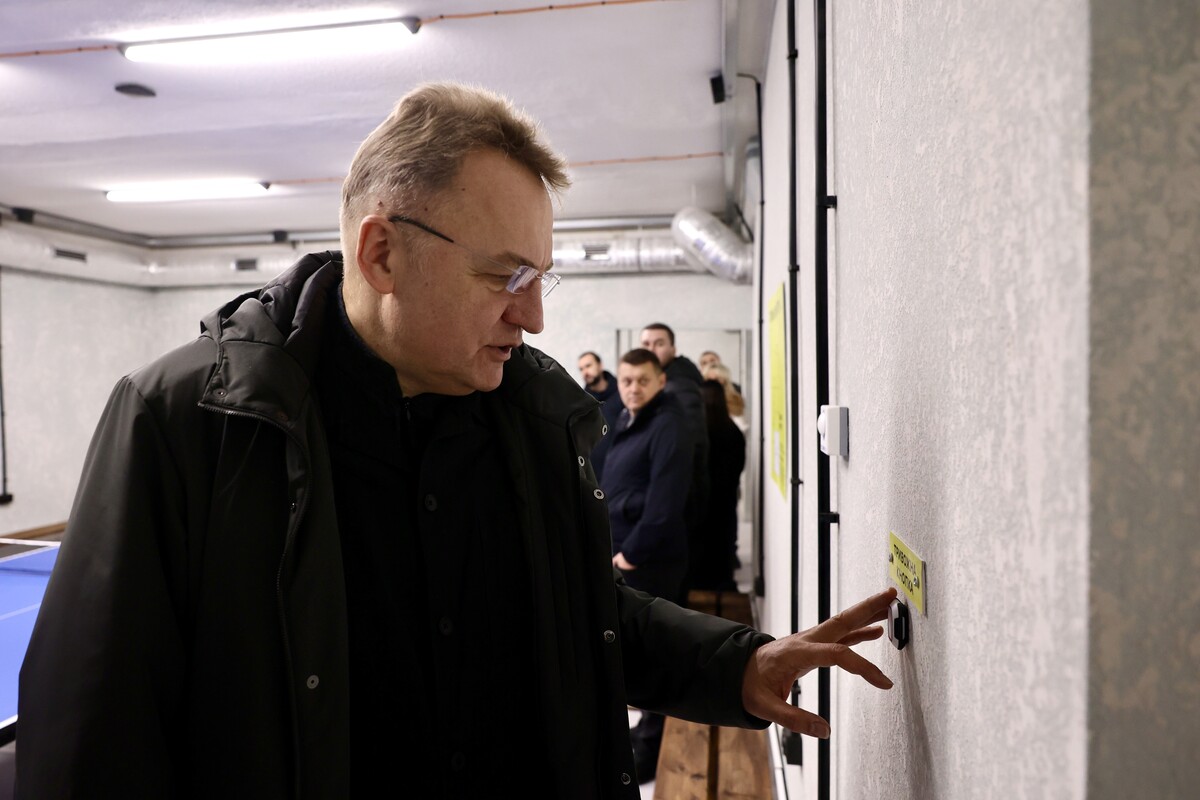 Міський голова Андрій Садовий натискає кнопку на стіні в укритті