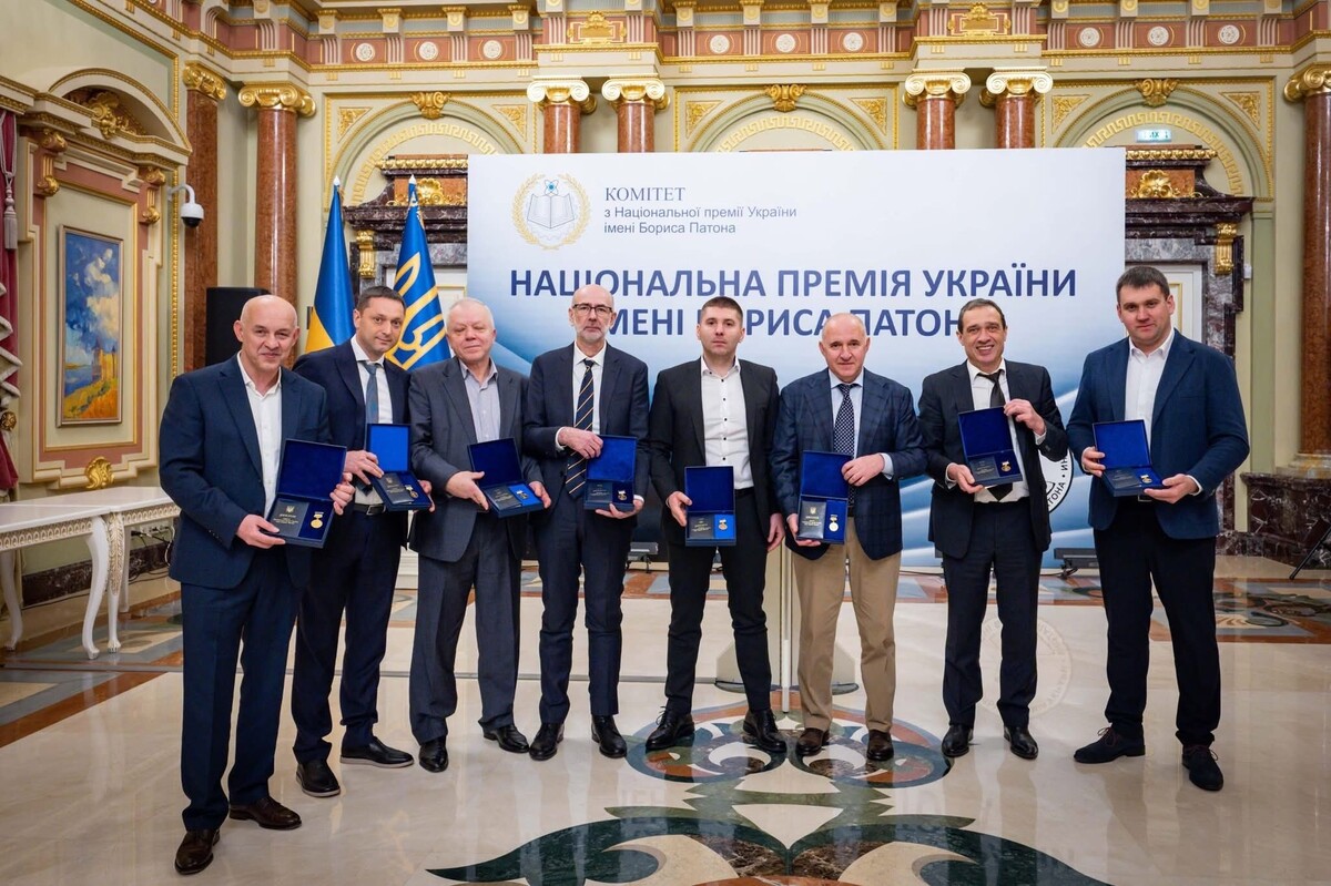на фоні банера з написом Національна премія України імені Бориса Патона 2025 року стоїть команда медиків, які стали лауреатами за роботу «Трансплантація серця в умовах війни та миру». Посередині стоїть Олег Самчук – генеральний директор Першого медобʼєднання Львова.