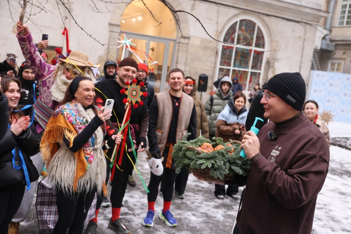 Мер Львова Андрій Садовий пригощає учасників "Забігу Звіздарів" пампухами в дворику Ратуші