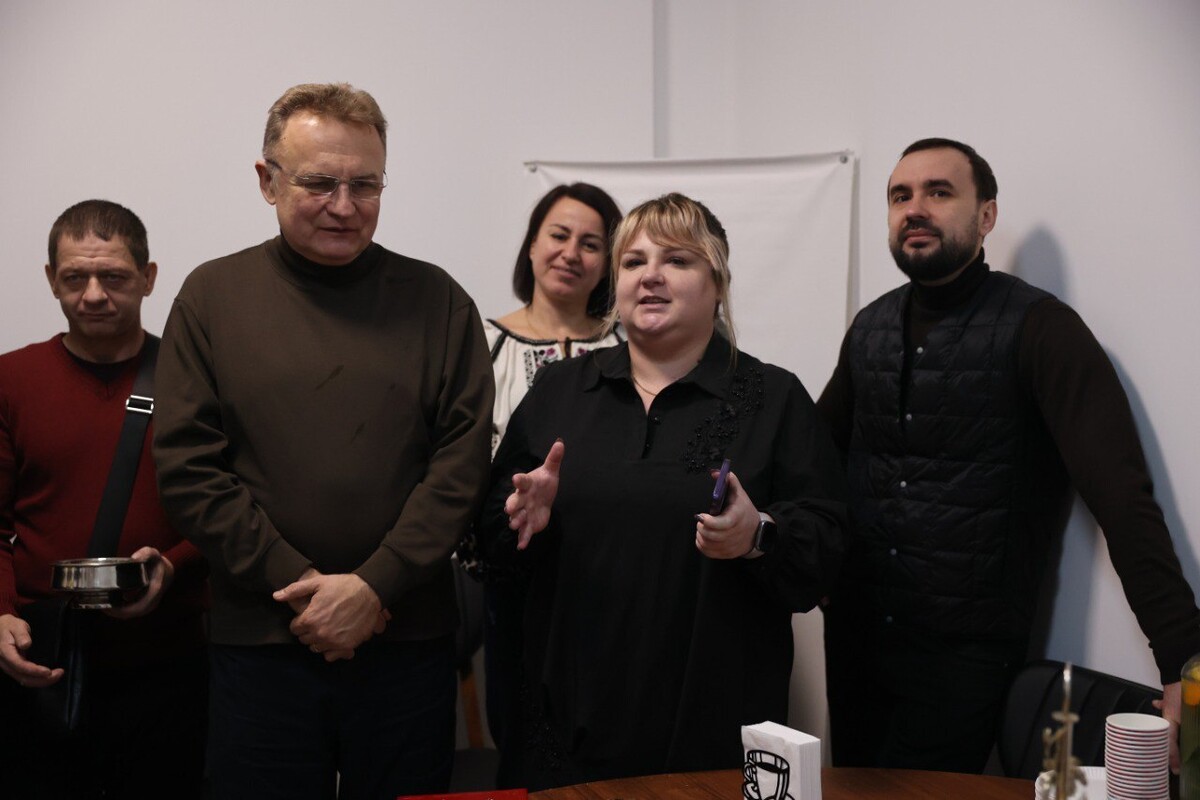 Вікторія Родич, Голова ГО "Родин полеглих захисників Львівщини", разом з міським головою Львова та іншими учасниками говорить вітальні слова на відкритті простору