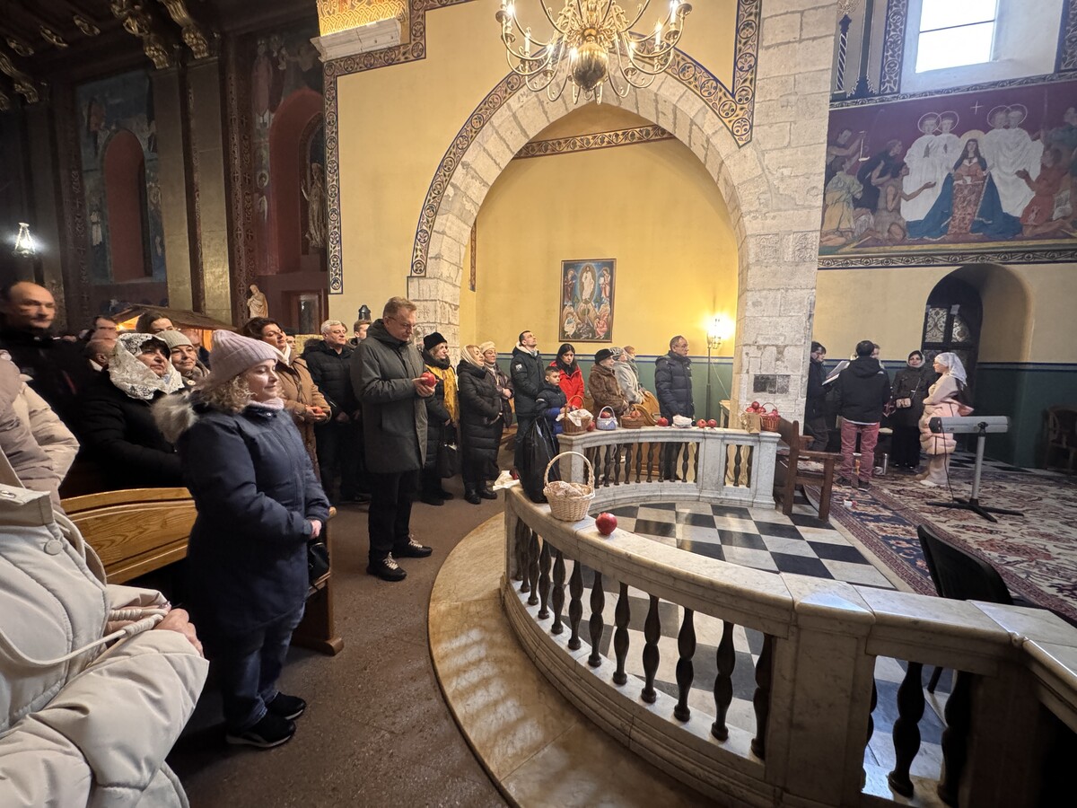 Мер Львова Андрій Садовий та парафіяни під час богослужіння у Вірменському кафедральному соборі Успіння Пресвятої Богородиці у Львові. Мер тримає в руках гранат