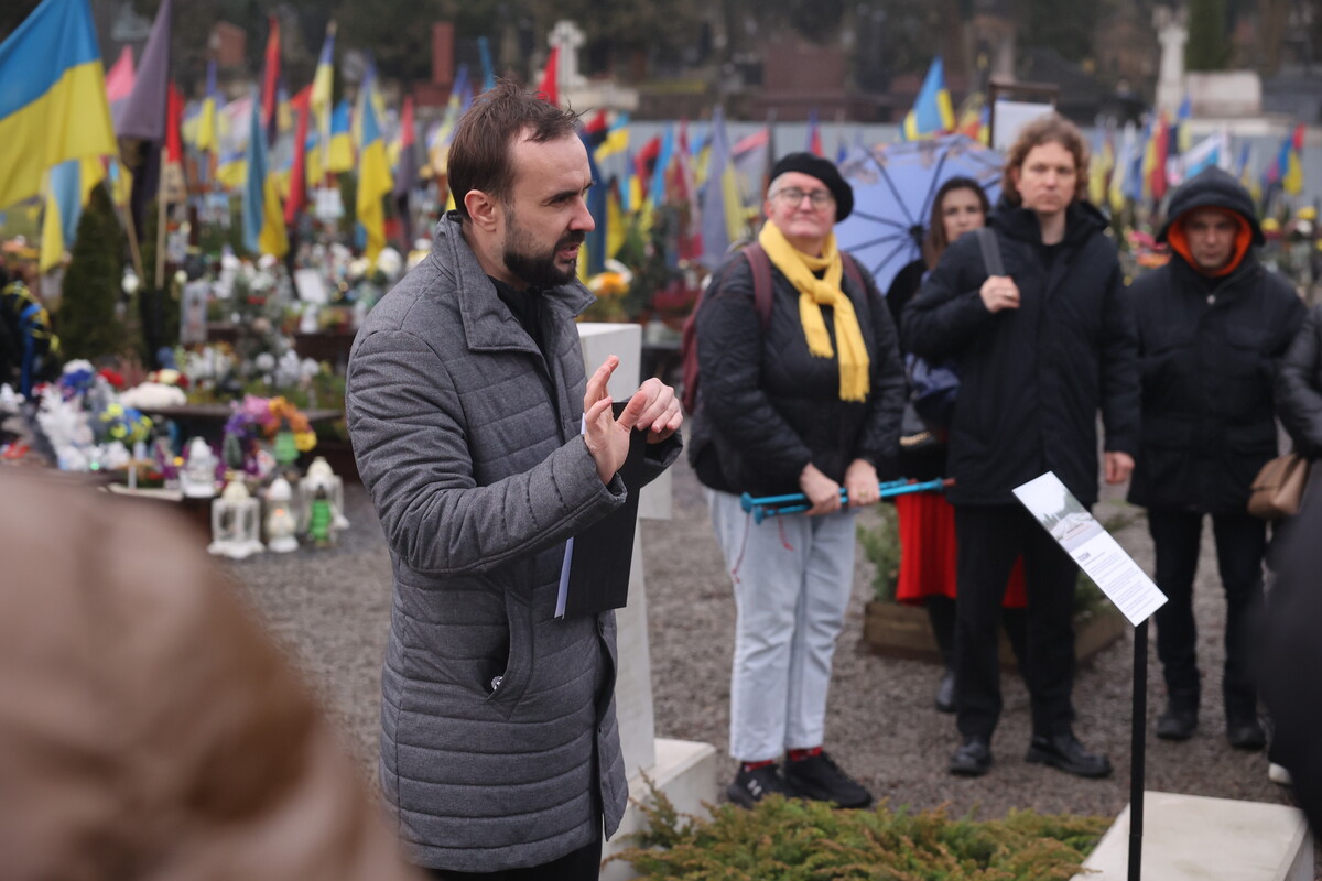 Євген Бойко, керуючий справами виконкому Львівської міськради під час зустрічі з родинами в рамках презентації ескізів хрестів на Личаківському цвинтарі