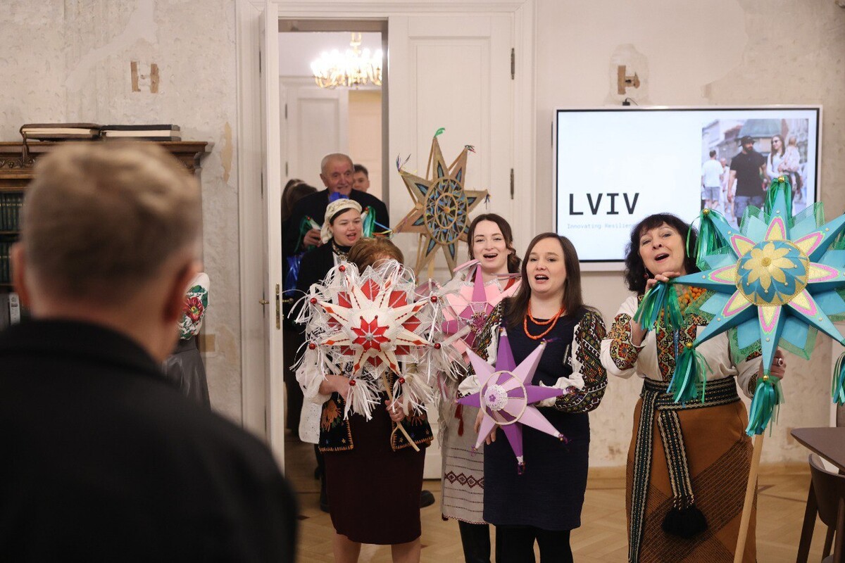 Звіздарі заходять у кабінет міського голови та співають колядку, водночас крутять звіздами, які тримають у руках.