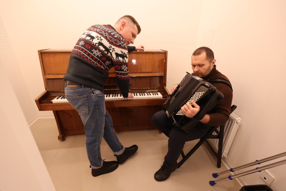 Ветеран грає на&nbsp;баяні, його навчає спеціаліст, який водночас грає на&nbsp;фортепіано.