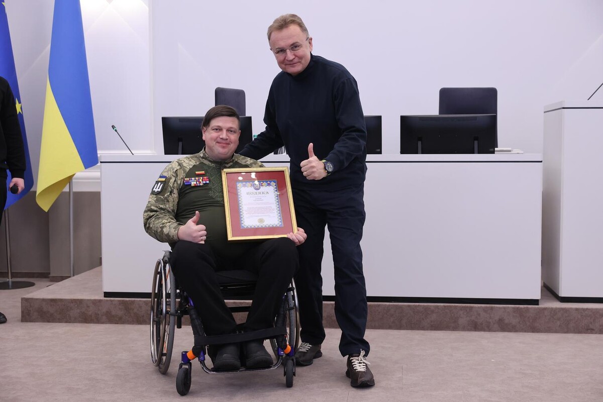 Мер Львова Андрій Садовий разом з Сергієм Тітаренком. Разом тримають подяку.