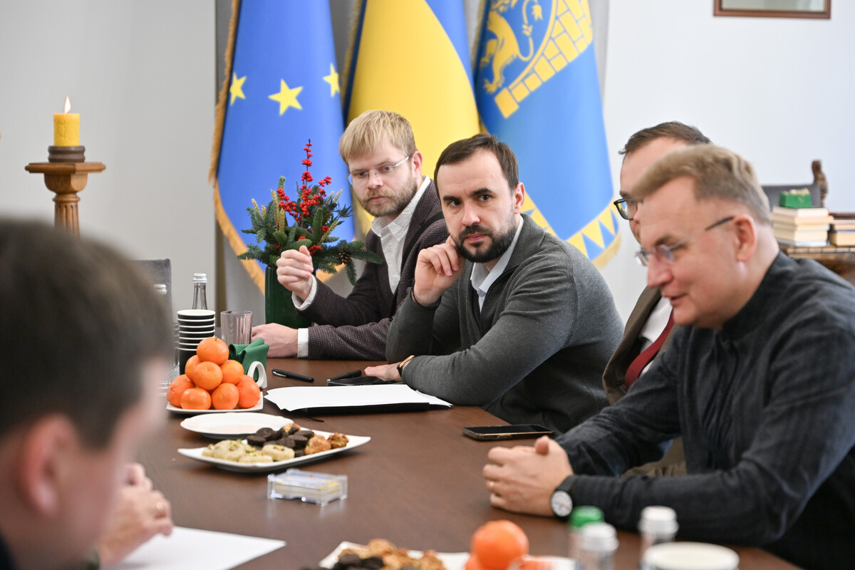Фото 1: Парламентський комітет з транспорту вивчає ризики забудови поблизу львівського аеропорту