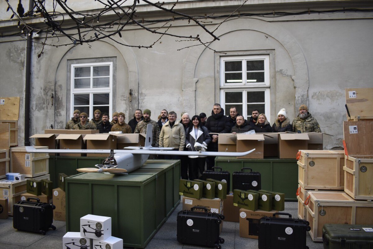 Спільне фото військових та міських посадовців у дворику Ратуші, на передньому плані - техніка, яку передали військовим
