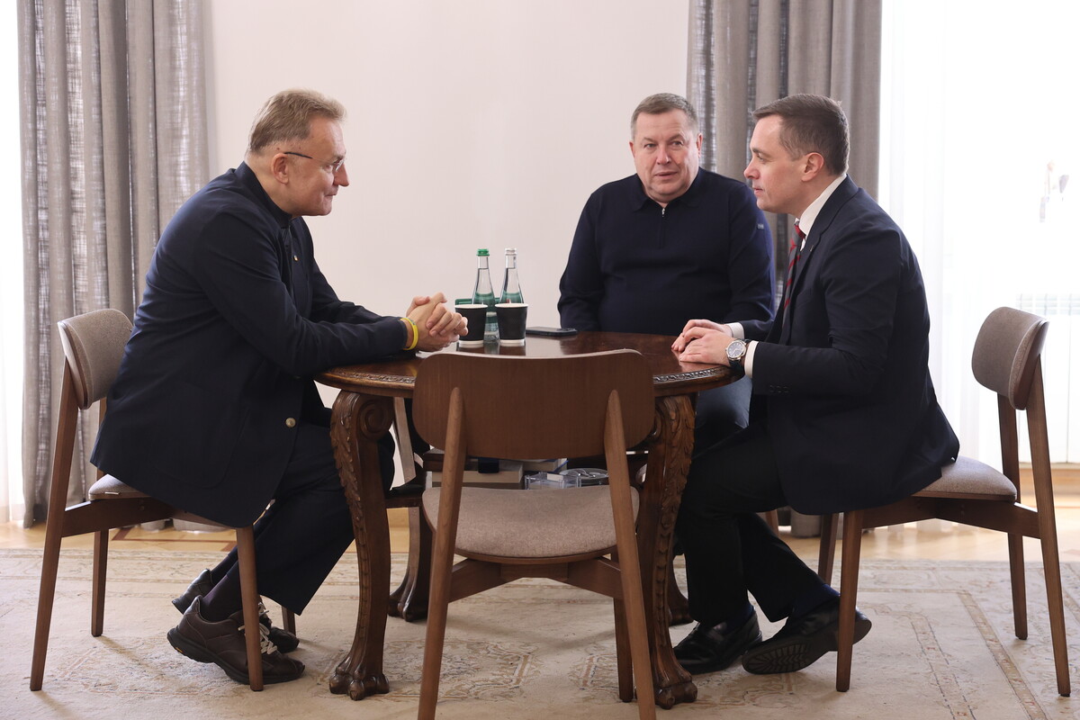 Мер Львова Андрій Садовий та заступник міністра освіти і науки України Микола Трофименко розмовляють за столом