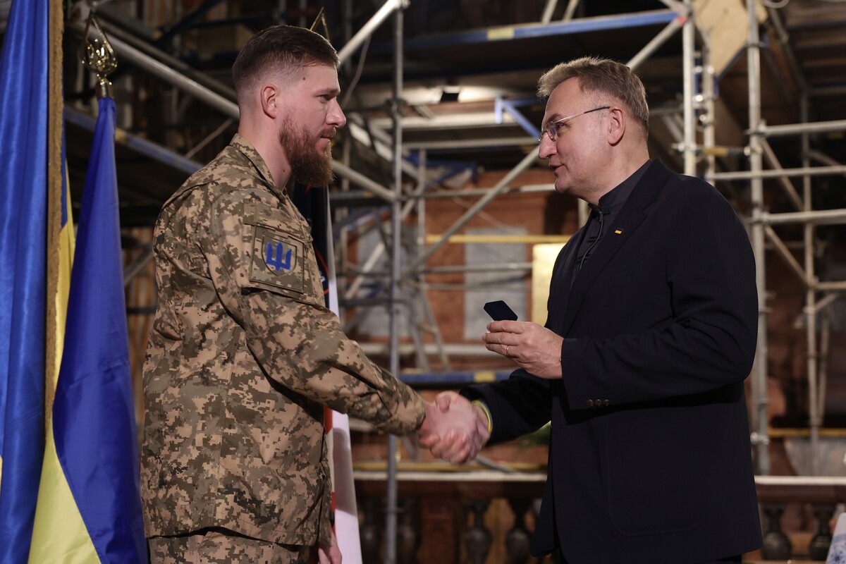 Міський голова вручає відзнаку