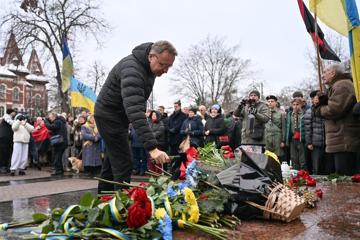 Мер Львова Андрій Садовий кладе квіти до пам&rsquo;ятника Степану Бандері.