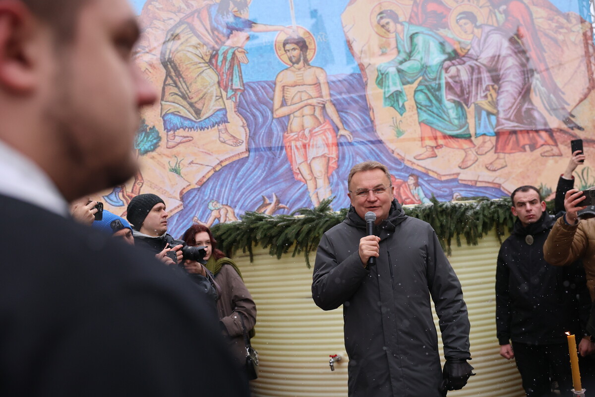 мер Львова Андрій Садовий вітає присутніх під час водосвяття на площі Ринок